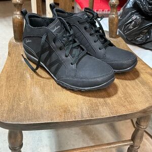 Skechers lined boots. Used in excellent condition